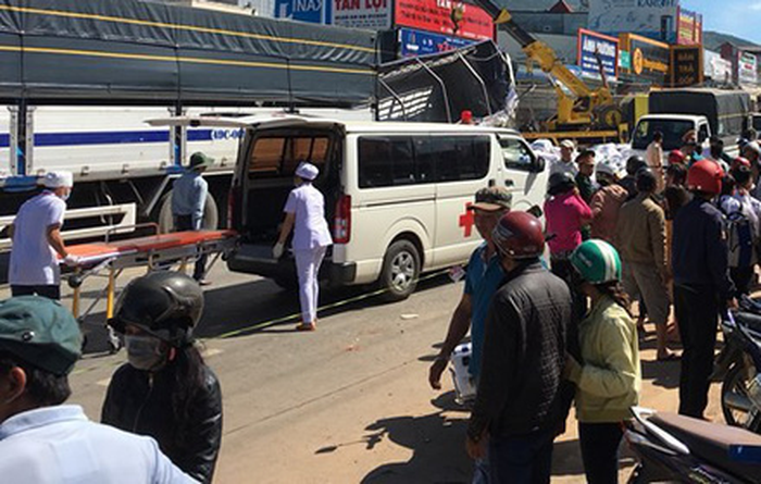 Xe tải tông hàng loạt xe trên quốc lộ 20, 5 người chết - Ảnh 1.