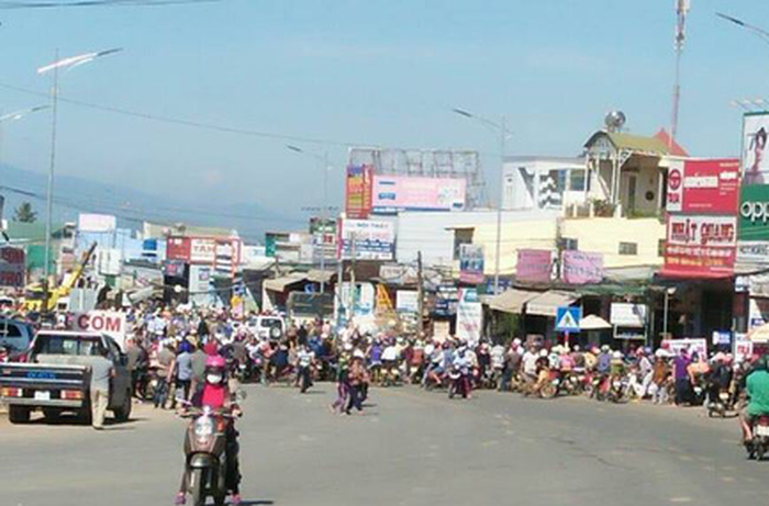 Xe tải tông hàng loạt xe trên quốc lộ 20, 5 người chết - Ảnh 3.