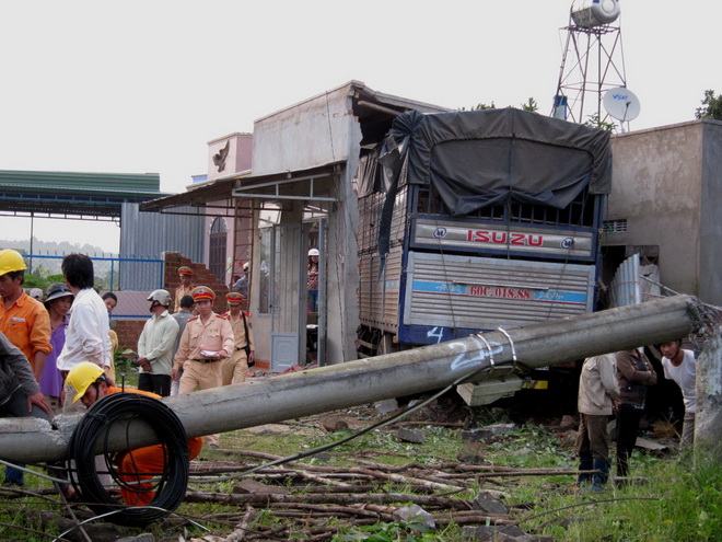 Xe tải tông “tạt sườn”, nằm gọn trong nhà dân