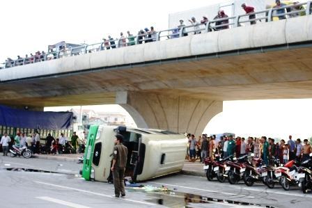 Xe tải tông xe khách, ít nhất 13 người bị thương