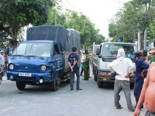 Xe tải tránh nhau, tông chết người đi xe máy