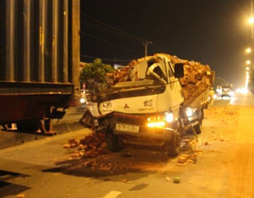 Xe tải va chạm container, 1 người chết, 2 người bị thương