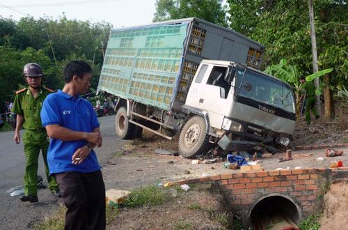Xe tải va chạm xe máy, 2 người chết