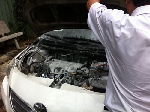 Xe taxi cháy trên đường