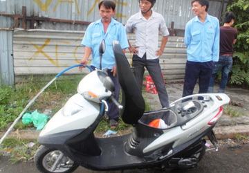 Xe tay ga bỗng phát cháy, một phụ nữ vứt xe tháo chạy