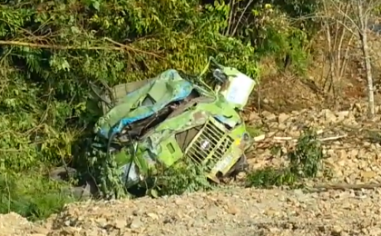 Xe than “thổ phỉ” lao xuống vực sâu, 2 người thương vong