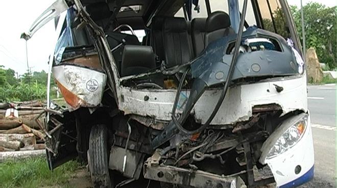 Xe tông nhau, 2 người chết, 17 người bị thương