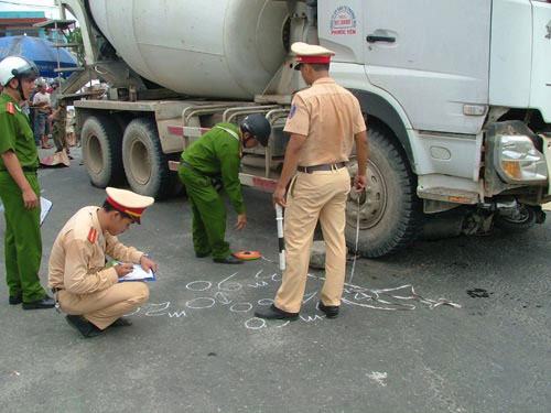 Xe trộn bê-tông tông chết 3 mẹ con