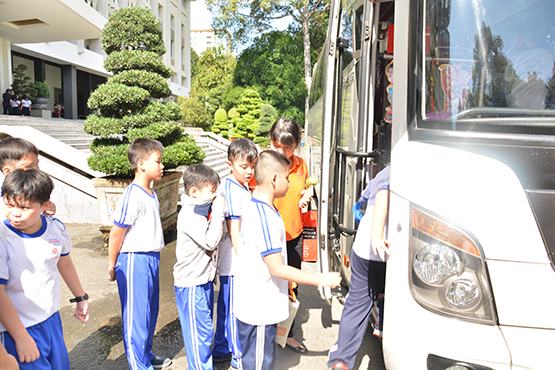 Bài học từ cửa xe bus