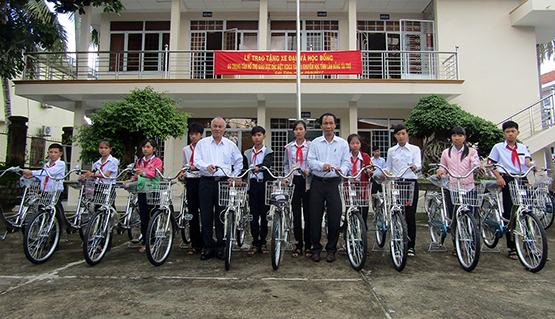 Tặng xe đạp và trao học bổng cho học sinh nghèo