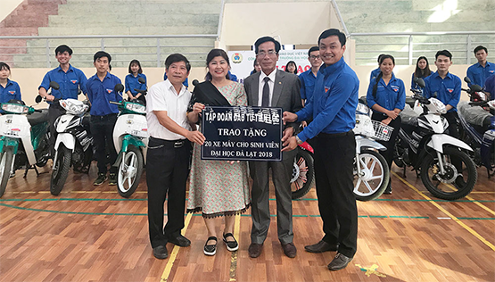 20 sinh viên nghèo được tặng xe máy