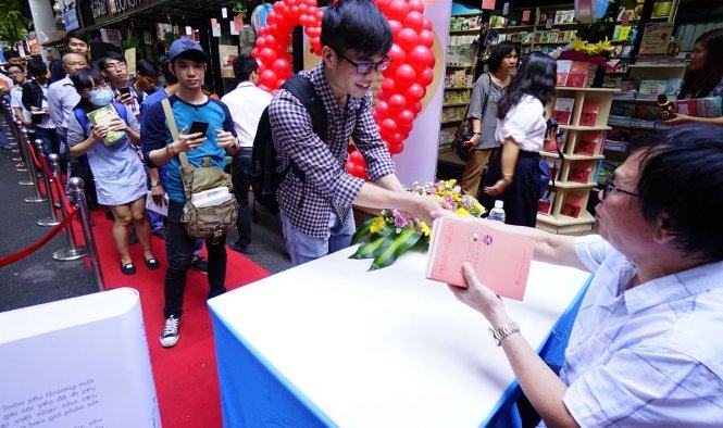 Xếp hàng từ 5g sáng xin chữ ký Nguyễn Nhật Ánh 