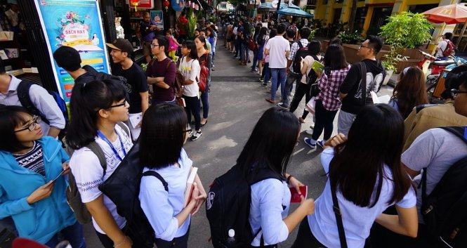 Xếp hàng từ 5g sáng xin chữ ký Nguyễn Nhật Ánh 