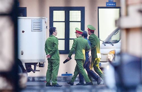 Trong 5 bị cáo có ba người bị tạm giam,&nbsp;hai cựu thứ trưởng Bộ Công an được tại ngoại. Ảnh: Giang Huy