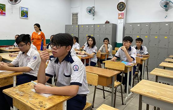 Xét nghiệm sàng lọc Covid-19 cho cán bộ, giáo viên, nhân viên làm công tác thi