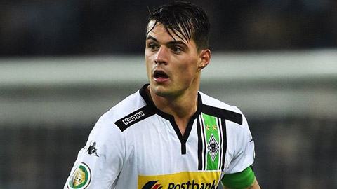 Xhaka có mặt ở London chốt hợp đồng với Arsenal