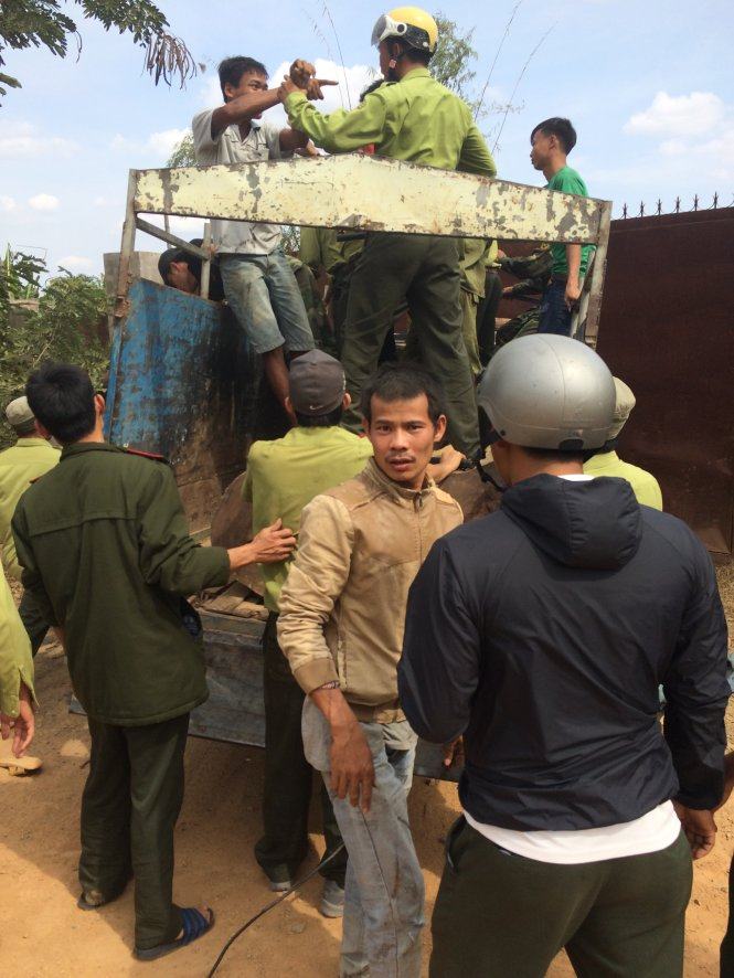 Lực lượng kiểm lâm Yok Đôn xử lý các đối tượng chống người thi hành công vụ - Ảnh: VQG Yok Đôn