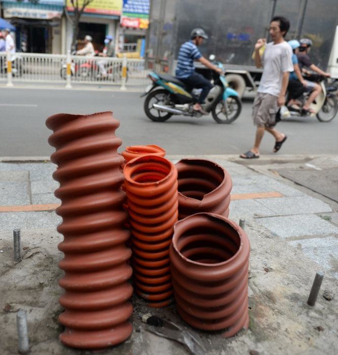 Bó cáp, dây điện chưa hoàn thành trên đường Hậu Giang, Q.6, TP.HCM - Ảnh: T.Tùng