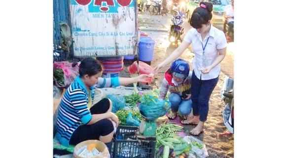 Thu nhập thấp, công nhân phải đi chợ vỉa hè buổi tối, dù thực phẩm không tươi ngon nhưng giá rẻ hơn. Ảnh: THU HƯỜNG 