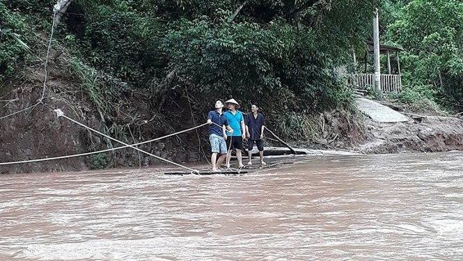 Xót xa đường hành quân của thầy cô vùng cao 