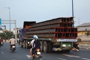 Xử lý mạnh xe tải chở hàng quá tải