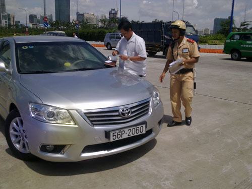 Xử phạt vi phạm giao thông trong hầm vượt sông Sài Gòn