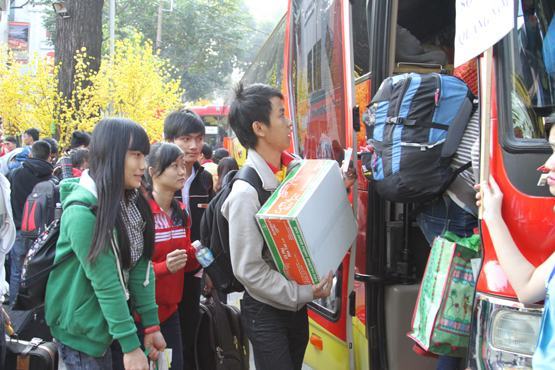 Tặng 5.000 vé xe cho sinh viên về quê đón Tết