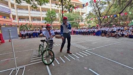 Trang bị kiến thức an toàn giao thông cho học sinh tiểu học