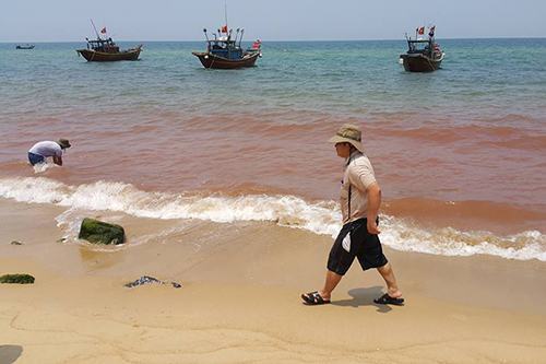 xuat-hien-vet-nuoc-dai-1-5-km-mau-do-sat-bo-bien-quang-binh