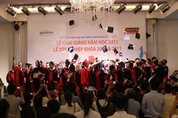 Xúc động Lễ trao bằng tốt nghiệp và khai giảng năm học mới tại Aptech
