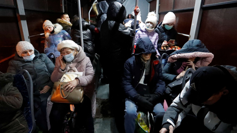 Xung đột miền đông Ukraine leo thang, hàng chục ngàn người di tản sang Nga - ảnh 2