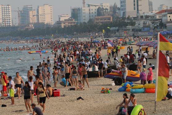 Đà Nẵng: Xử phạt nặng hành vi xả rác ở bãi biển