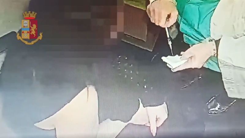 Y tá Ý giả vờ tiêm cho những người bài vắc xin Covid-19 - ảnh 1