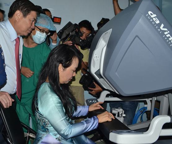 Khánh thành khu phẫu thuật bằng robot