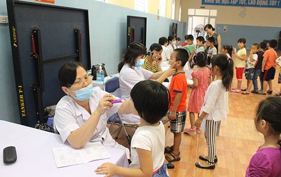 Nhân viên y tế kiêm kế toán: Quy định “trói chân” trường mầm non