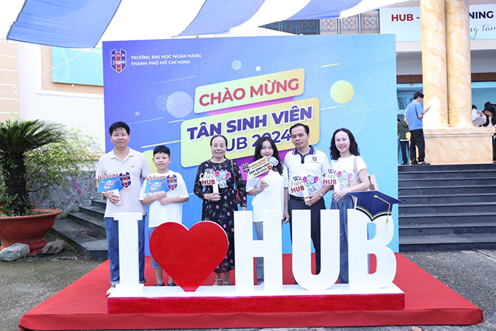 Hơn 1.300 tân sinh viên nhập học ngày đầu tiên