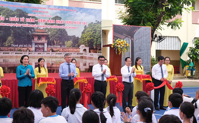 Học sinh, giáo viên hào hứng tham quan Văn Miếu Quốc Tử Giám ngay tại TP.HCM