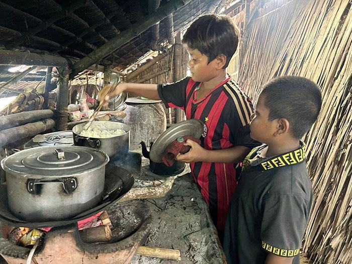 Những hoàn cảnh khó khăn tại Trại hè Đại sứ hàng Việt tí hon