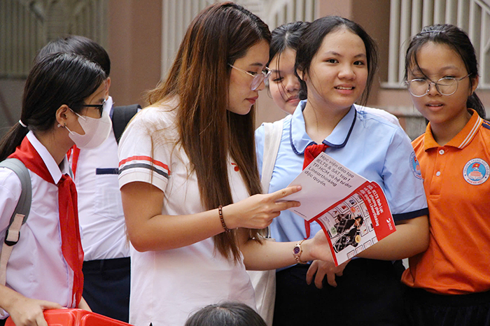 Nghiêm cấm cán bộ quản lý ép buộc, vận động học sinh mua sách tham khảo