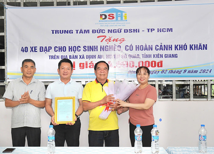 DSHi – Team trao tặng 40 xe đạp cho học sinh nghèo