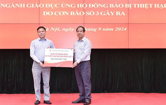 Giảng viên, sinh viên chung tay hỗ trợ đồng bào vùng lũ