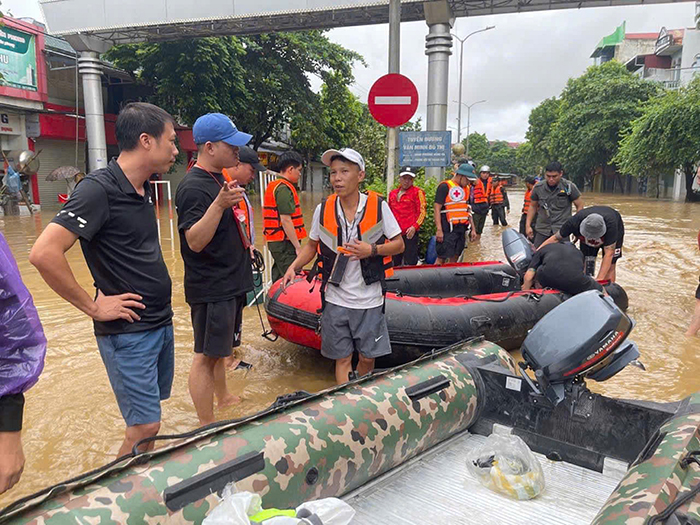 Gửi yêu thương về người dân vùng bão, lũ