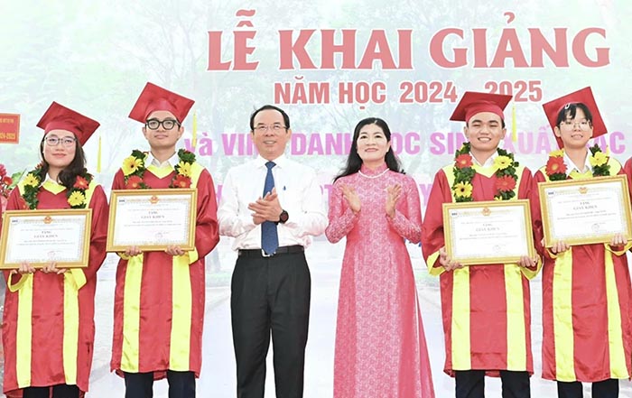 Bí thư Thành ủy TP.HCM Nguyễn Văn Nên dự lễ khai giảng năm học mới