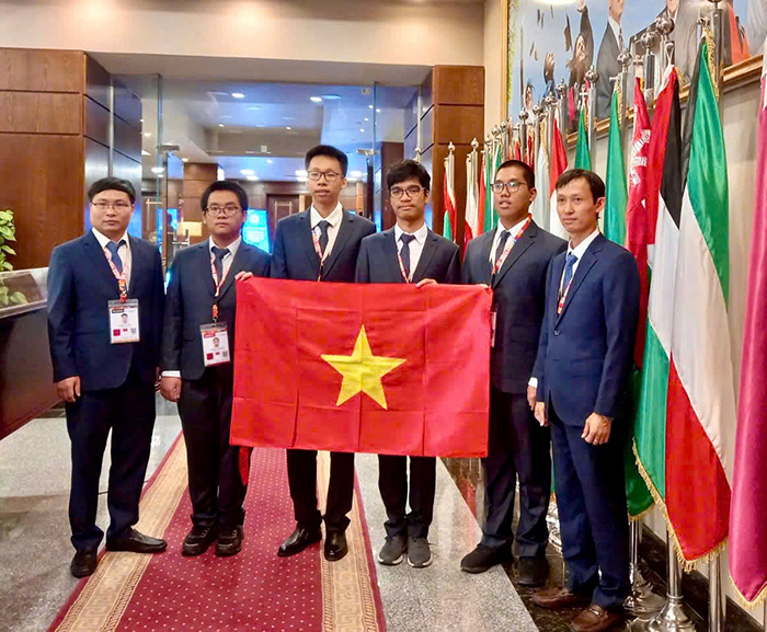 Bốn học sinh cùng trường đều đoạt huy chương Olympic tin học quốc tế 2024