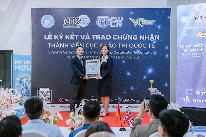 Trao học bổng cho học sinh xuất sắc