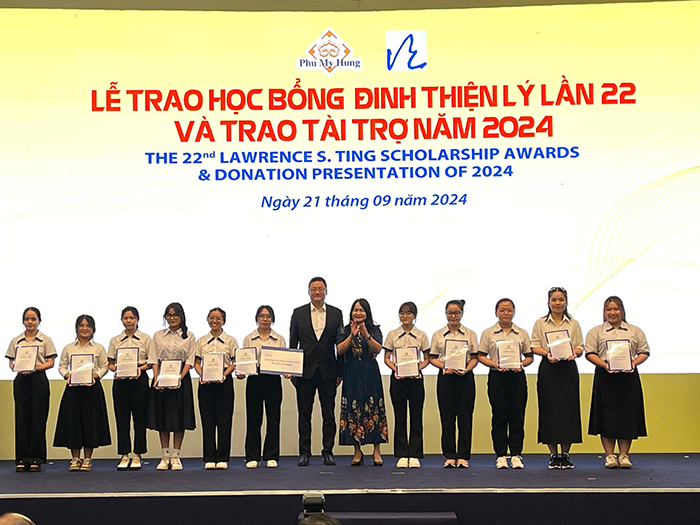 Trao học bổng Đinh Thiện Lý cho học sinh, sinh viên vượt khó học giỏi