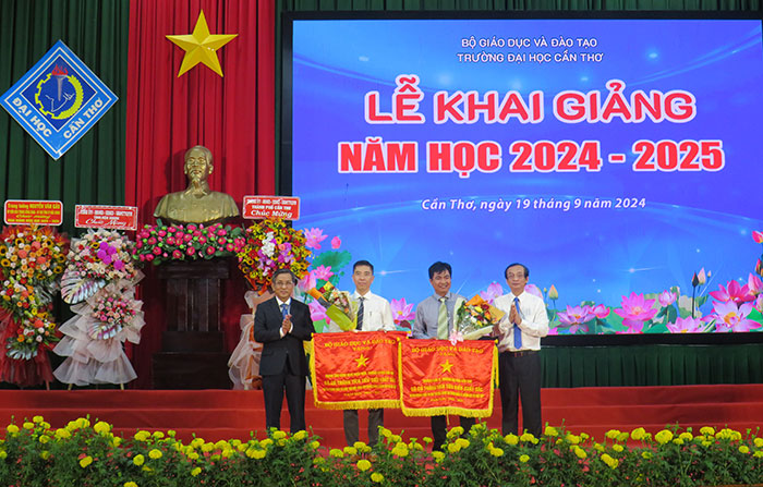 Trường ĐH Cần Thơ khai giảng năm học mới