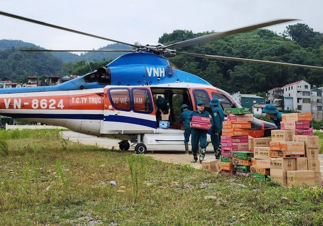 Không quân điều trực thăng bay Mi-171 bay cứu trợ đồng bào vùng lũ