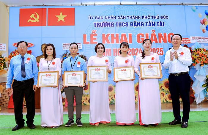 Hân hoan đón học sinh mới vào trường