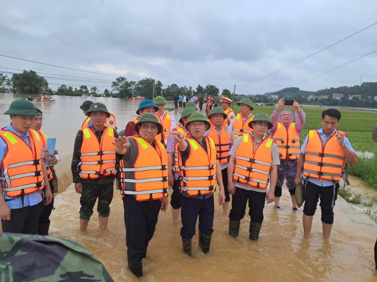 Thủ tướng chỉ đạo bảo đảm an toàn đê điều, hồ đập; triển khai phương tiện, kể cả trực thăng, hỗ trợ người dân